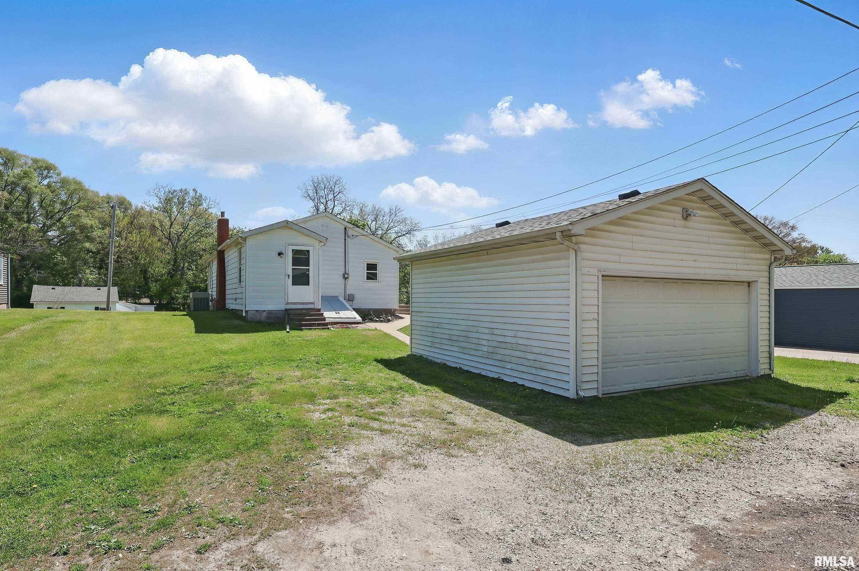 930 Tenplus Street Bettendorf, IA 52722 - Photo 3 of 18 Gallery Image 3