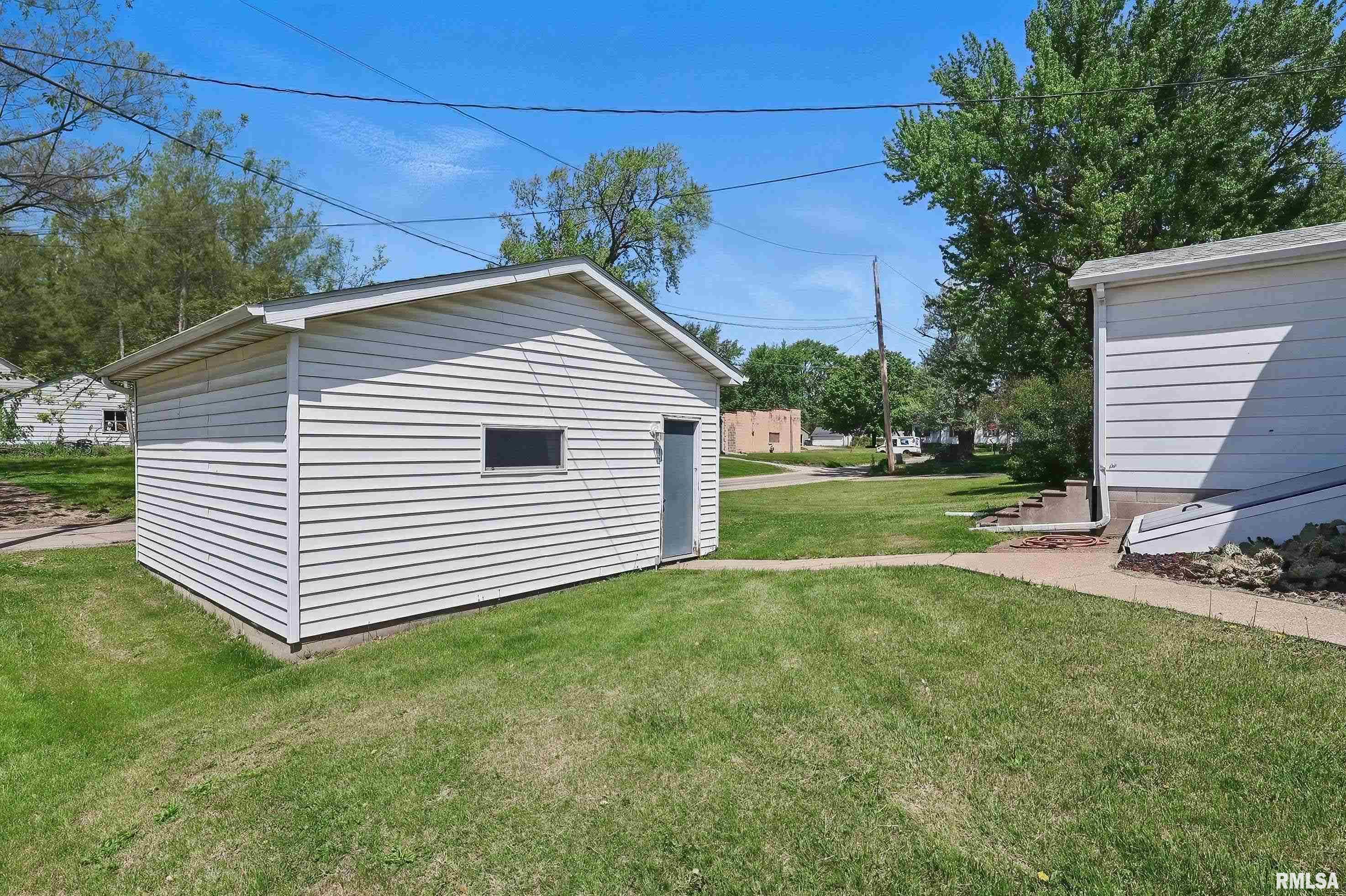 930 Tenplus Street Bettendorf, IA 52722 - Photo 4 of 18 Gallery Image 4