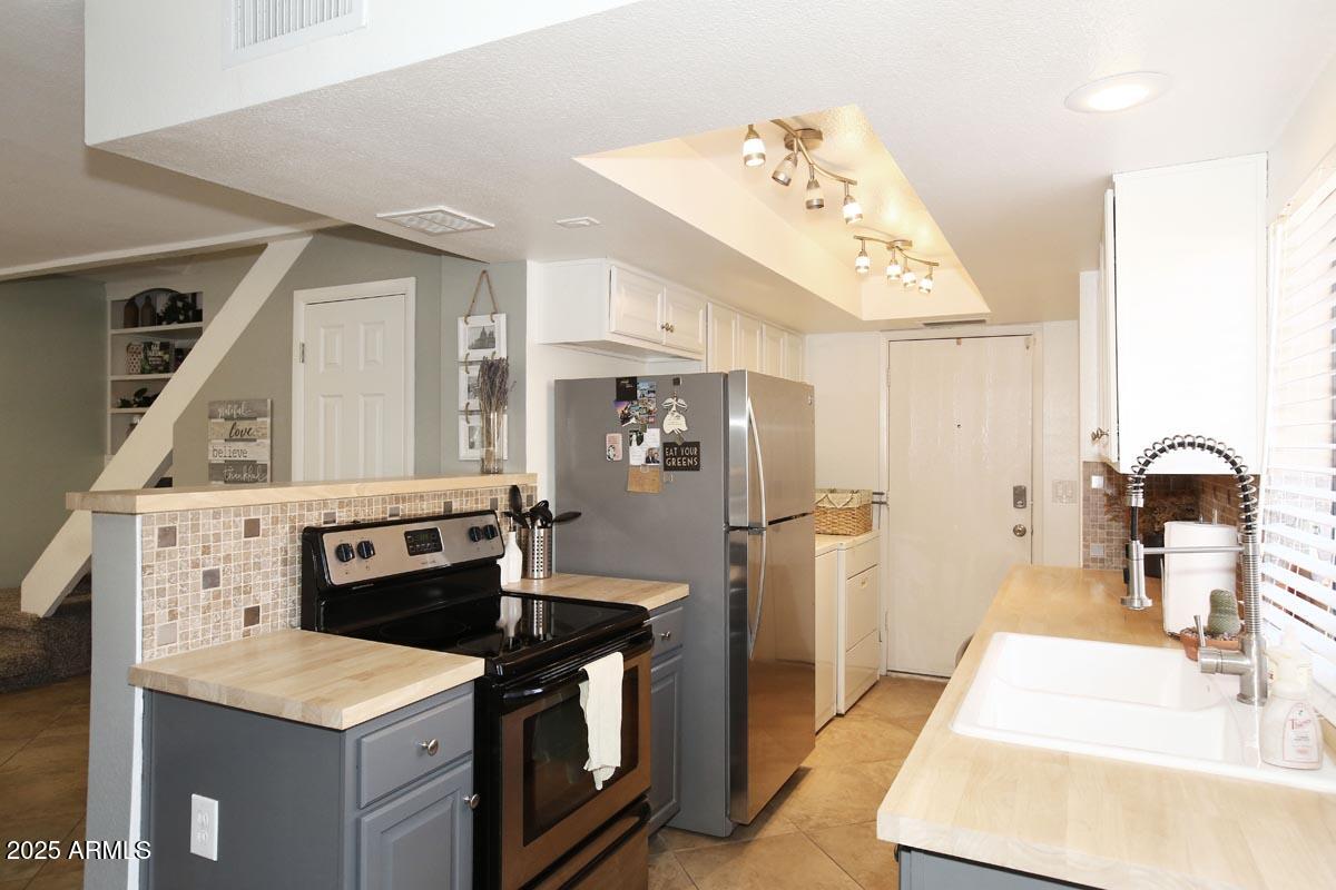 10408 North 11th Place, Unit 3 Phoenix, AZ 85020 - Photo 11 of 31 a kitchen with a stove refrigerator and a sink
