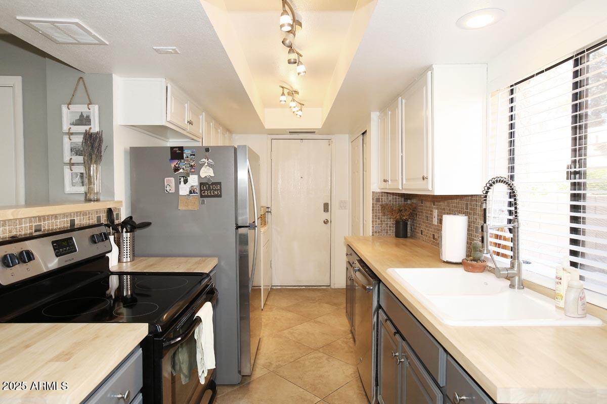 10408 North 11th Place, Unit 3 Phoenix, AZ 85020 - Photo 12 of 31 a kitchen with a sink stove and refrigerator