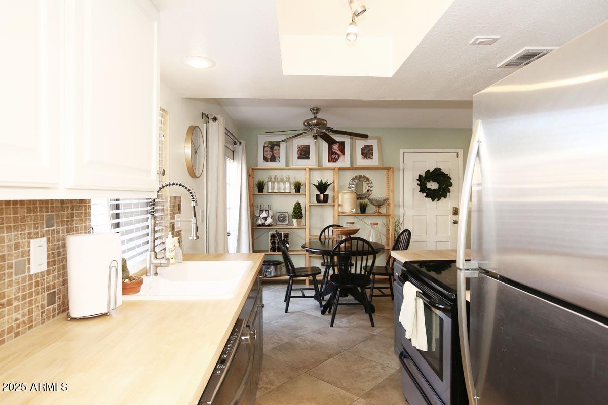 10408 North 11th Place, Unit 3 Phoenix, AZ 85020 - Photo 13 of 31 a dining room with furniture and a large window