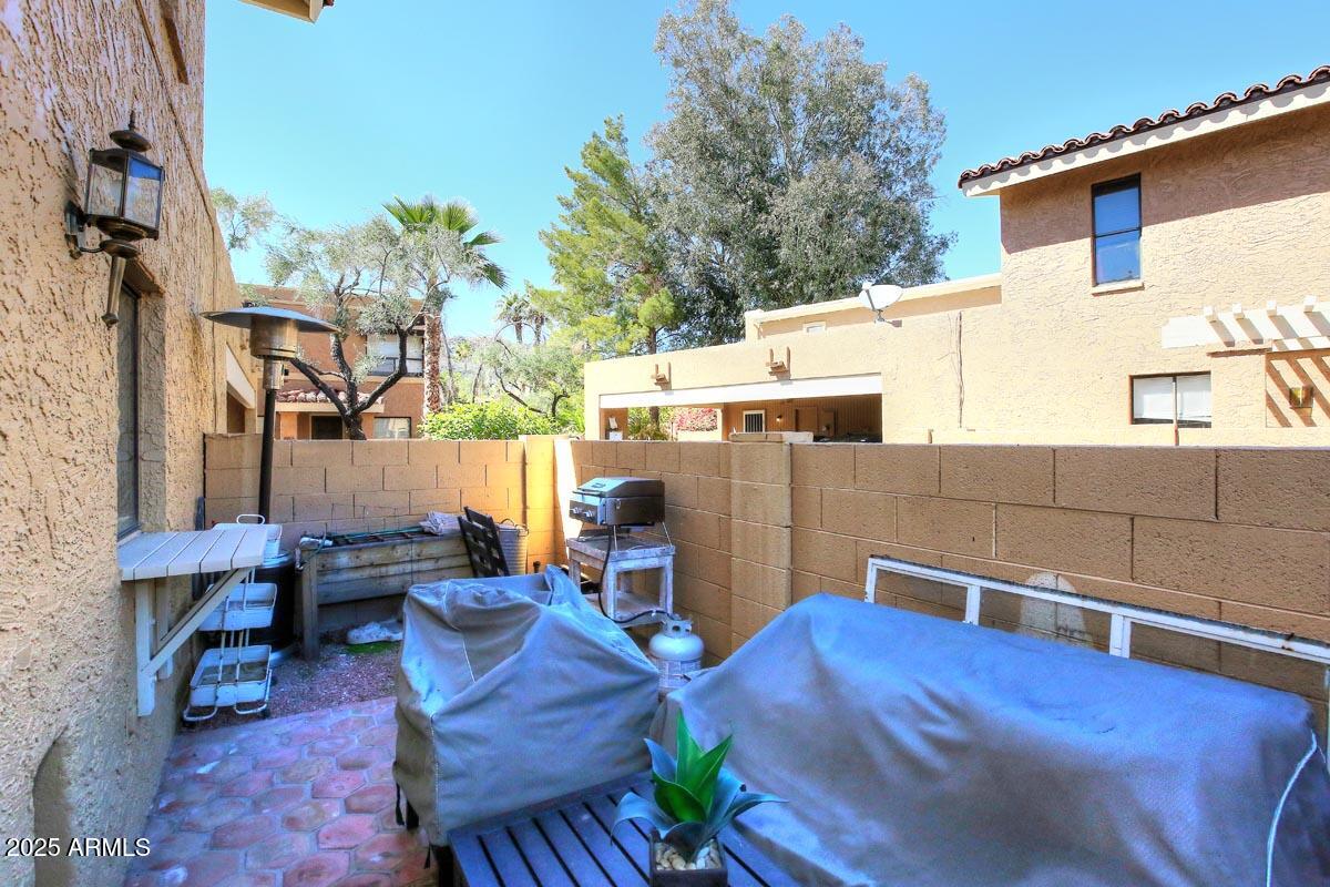 10408 North 11th Place, Unit 3 Phoenix, AZ 85020 - Photo 22 of 31 a view of a chairs and table in the back yard of the house