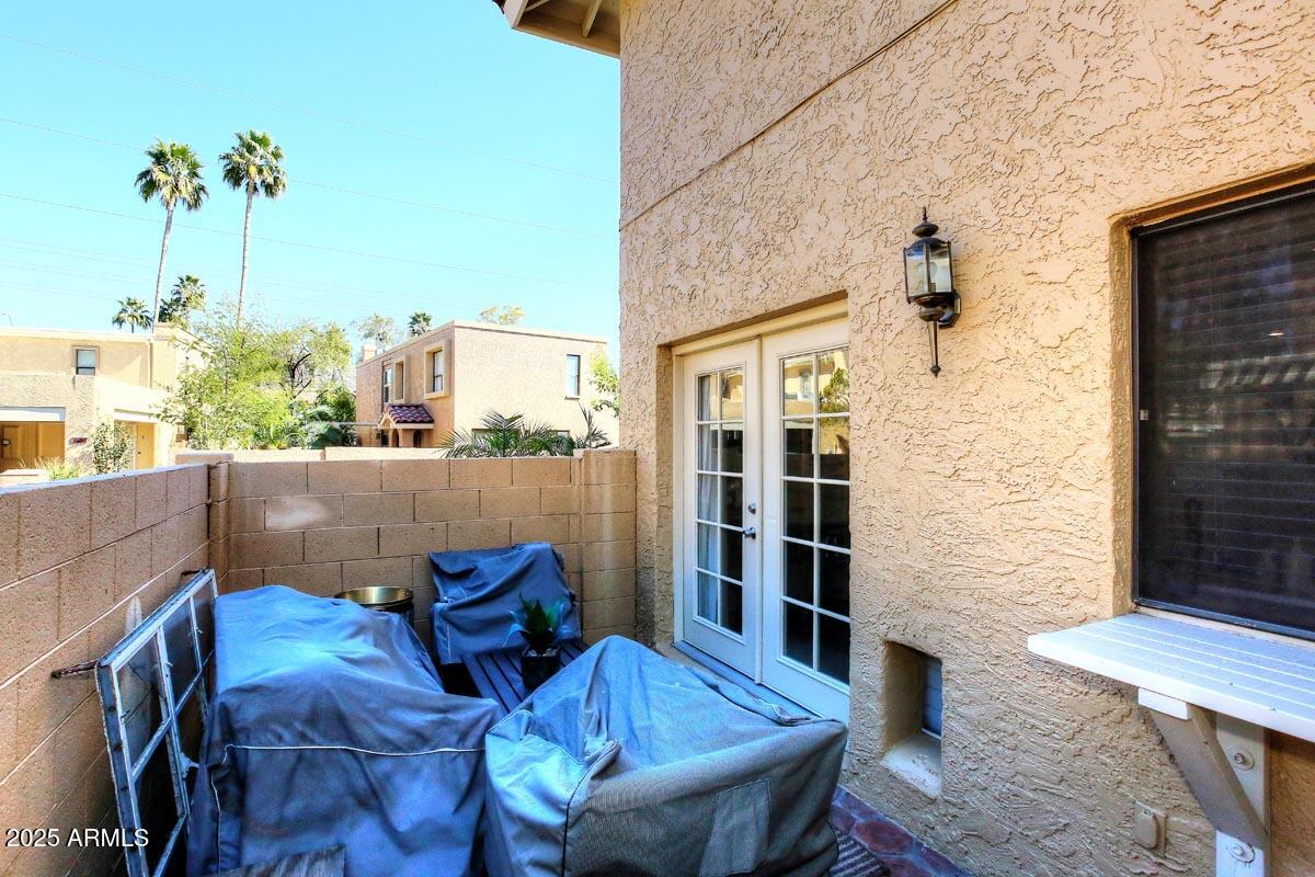 10408 North 11th Place, Unit 3 Phoenix, AZ 85020 - Photo 23 of 31 a view of a balcony with chairs and potted plants