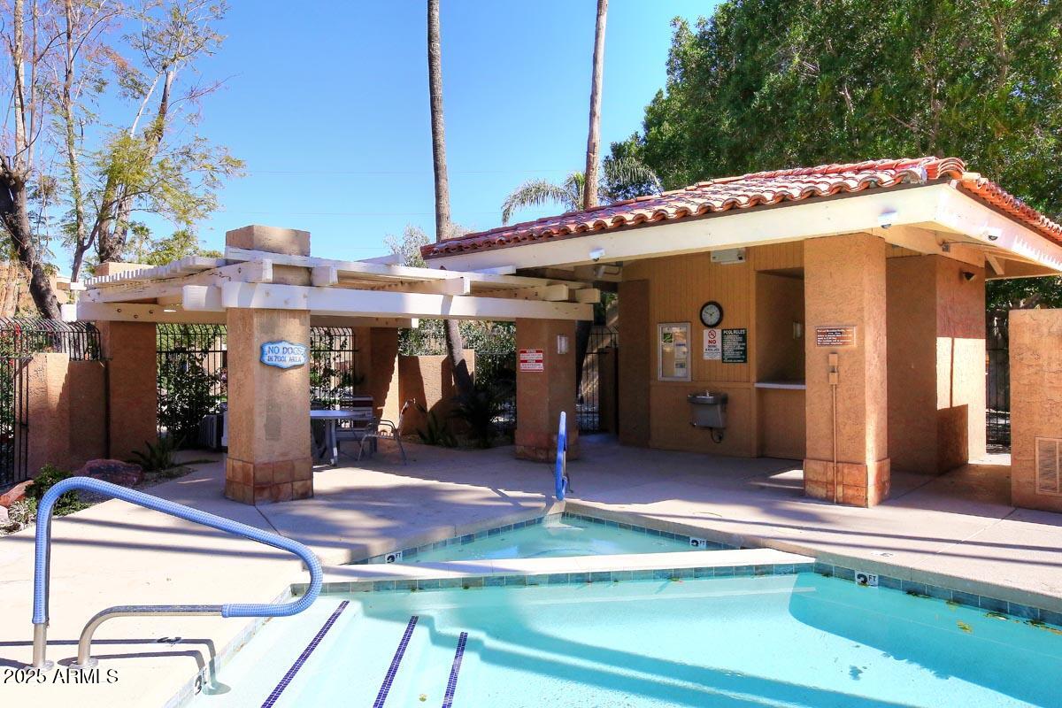 10408 North 11th Place, Unit 3 Phoenix, AZ 85020 - Photo 27 of 31 a view of a chairs and table on the balcony