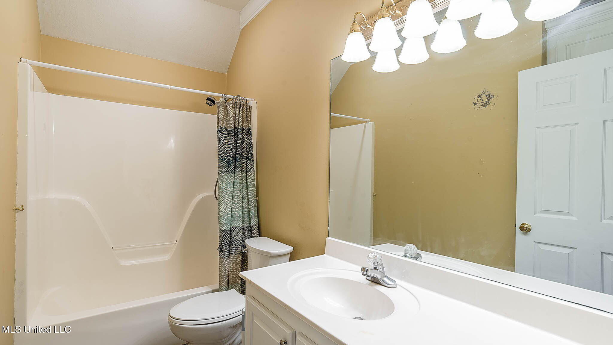 16 Denstone Road Hattiesburg, MS 39402 - Photo 34 of 58 35-web-or-mls-2 Interior (28 of 34) Bath
