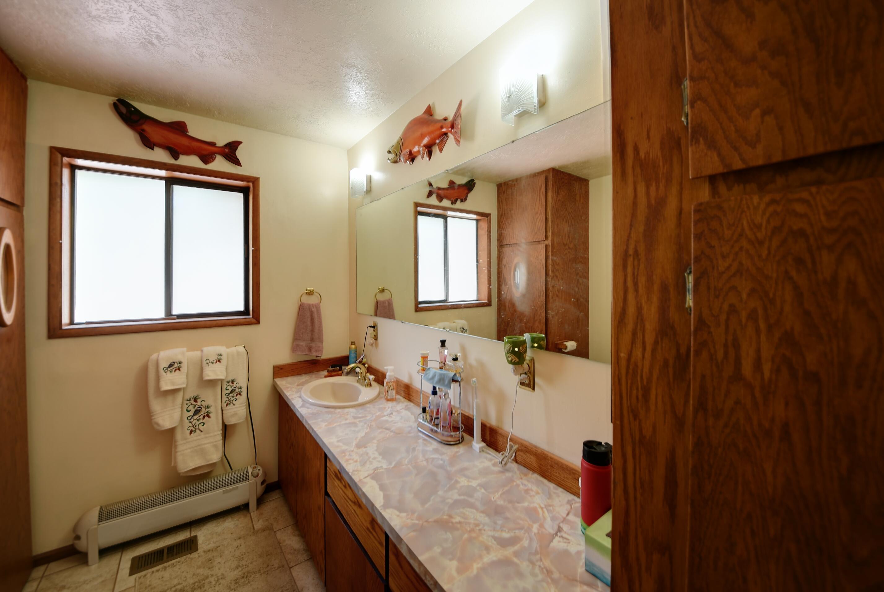 52050 Read Loop La Pine, OR 97739 - Photo 23 of 37 main bath 1