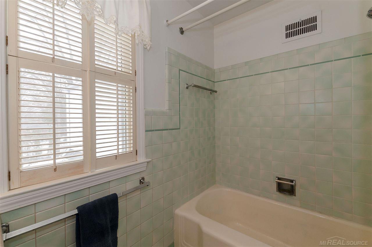 1010 Roslyn Road Grosse Pointe, MI 48236 - Photo 24 of 35 31340445-23.JPG