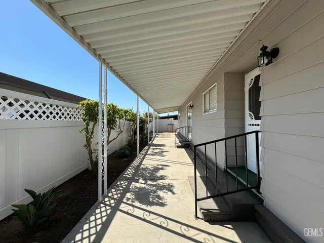 a view of empty room with windows