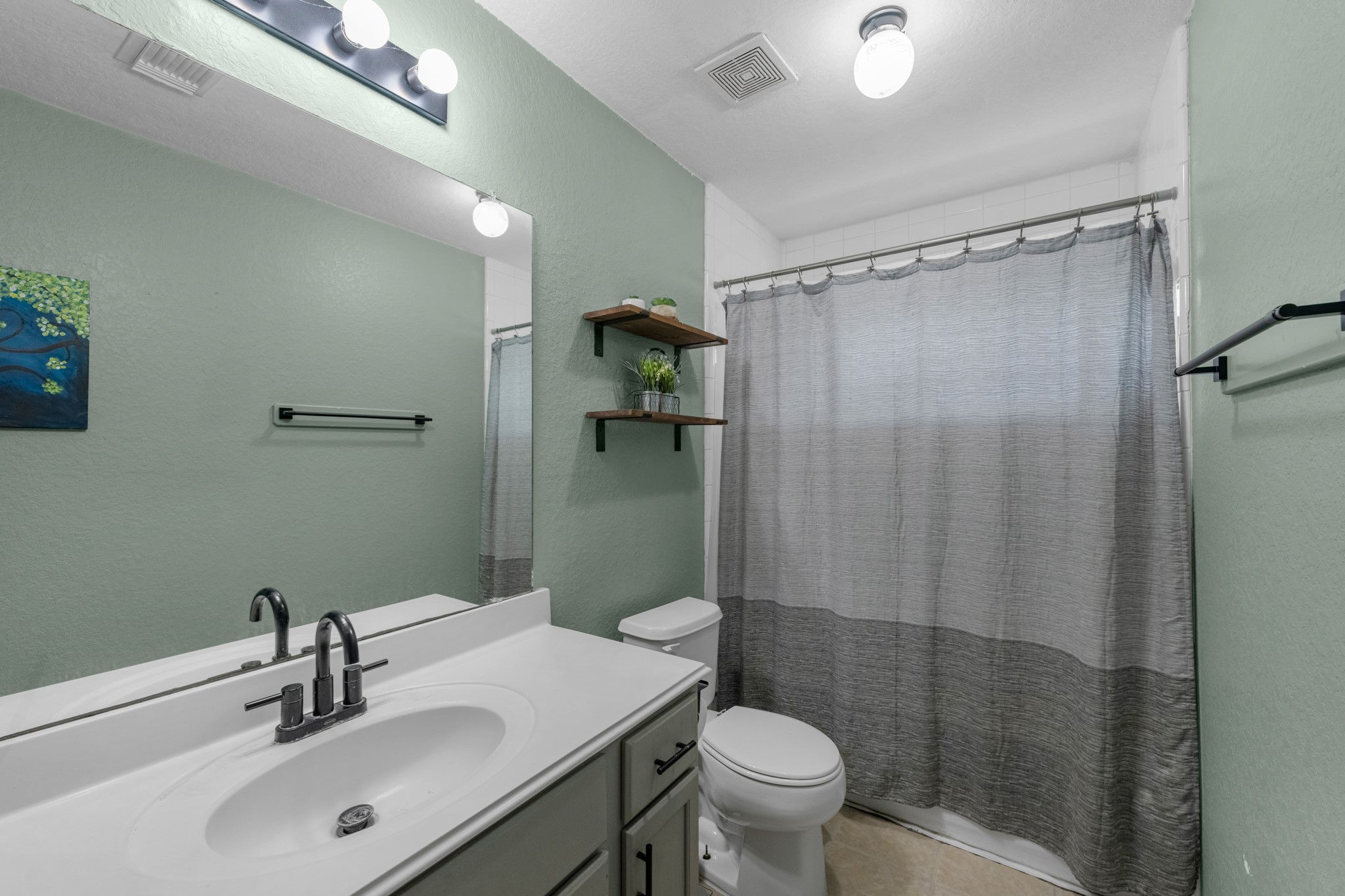14610 Maisemore Road Houston, TX 77015 - Photo 27 of 32 Hallway bathroom