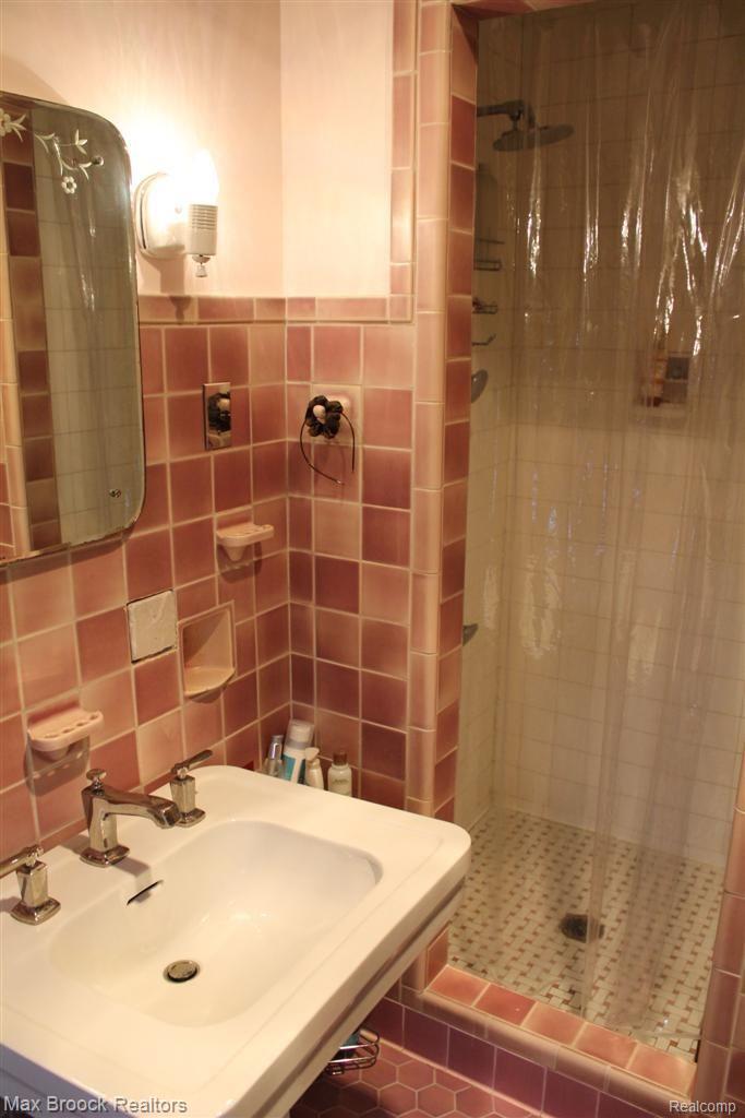 12 Hanover Road Pleasant Ridge, MI 48069 - Photo 13 of 25 Master Bath w/Vintage Tile