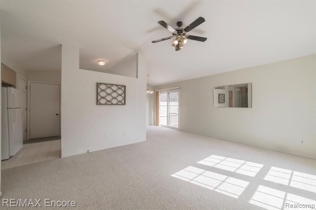 90 Pine Tree Ridge, Unit 4 Waterford, MI 48327 - Photo 3 of 18 Gallery Image 3