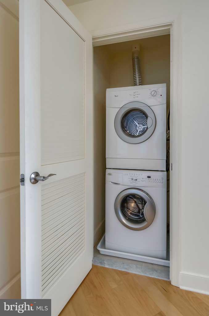 675 President Street, Unit 2607 Baltimore, MD 21202 - Photo 12 of 18 a utility room with dryer and washer