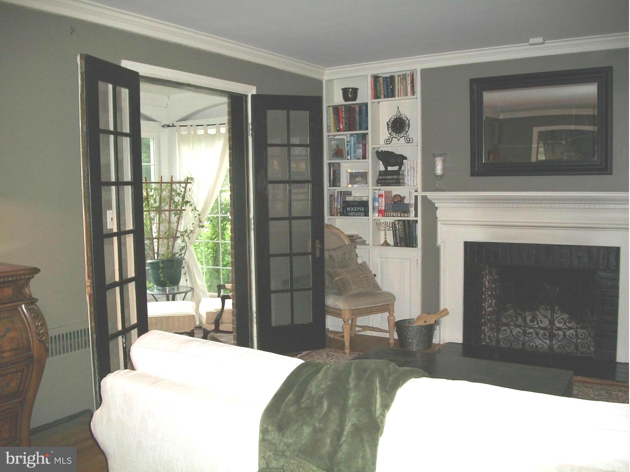 4501 Underwood Road Baltimore, MD 21212 - Photo 3 of 26 Living Room
