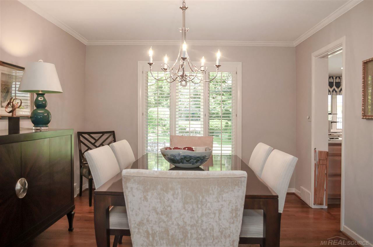 550 Roslyn Road Grosse Pointe, MI 48236 - Photo 9 of 48 31388633-8.JPG