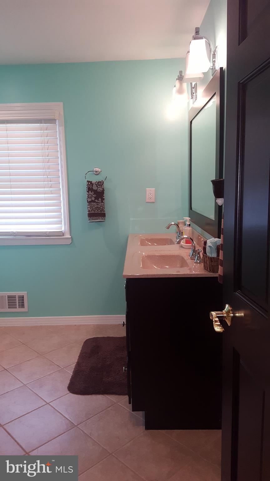 804 Maxa Road Aberdeen, MD 21001 - Photo 12 of 34 Hall bath with~double vanity
