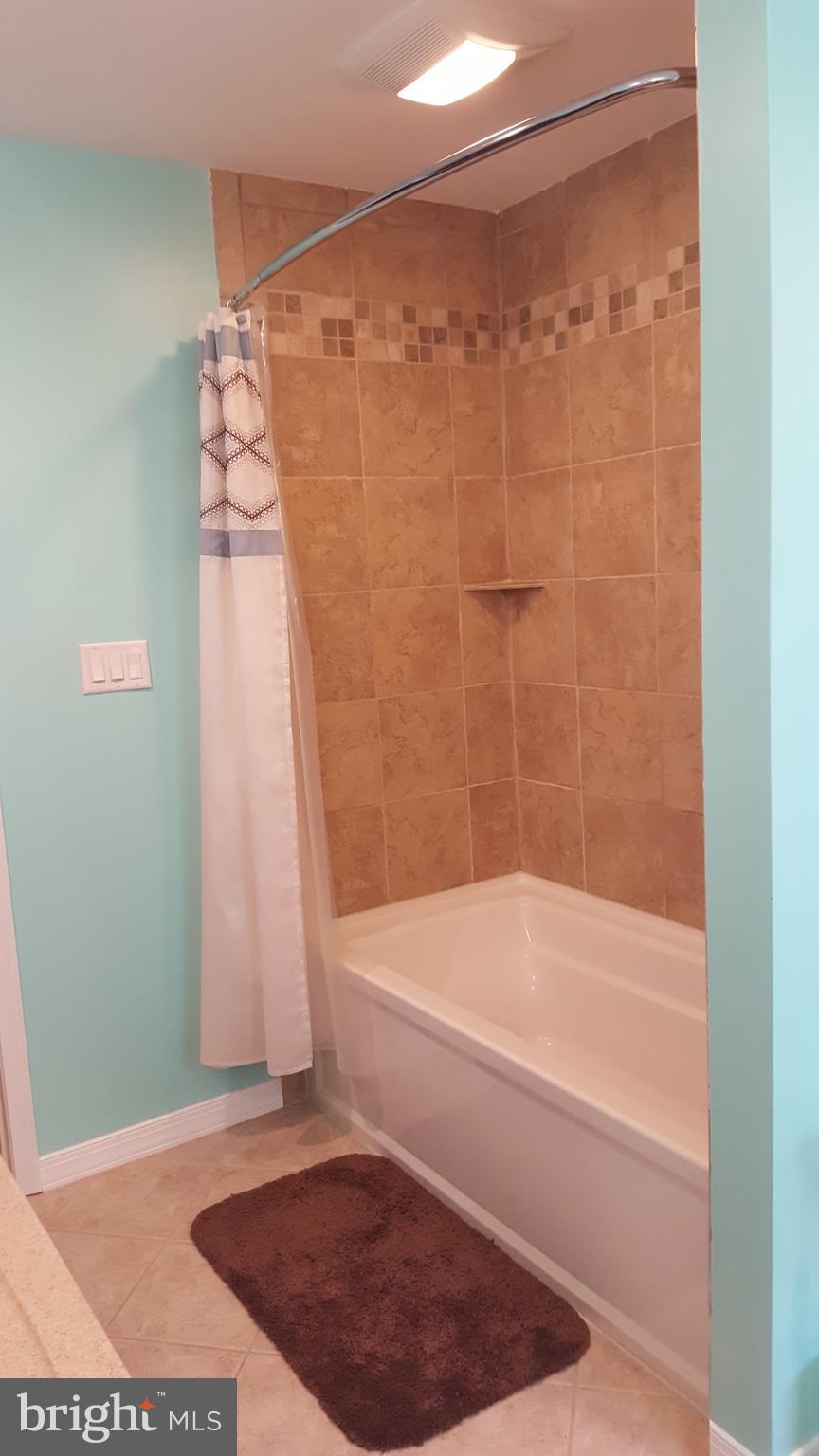 804 Maxa Road Aberdeen, MD 21001 - Photo 14 of 34 Hall bath with tub