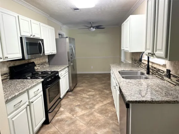 $2,000 | 1126 East Dartmouth Lane, Deer Park, TX 77536
