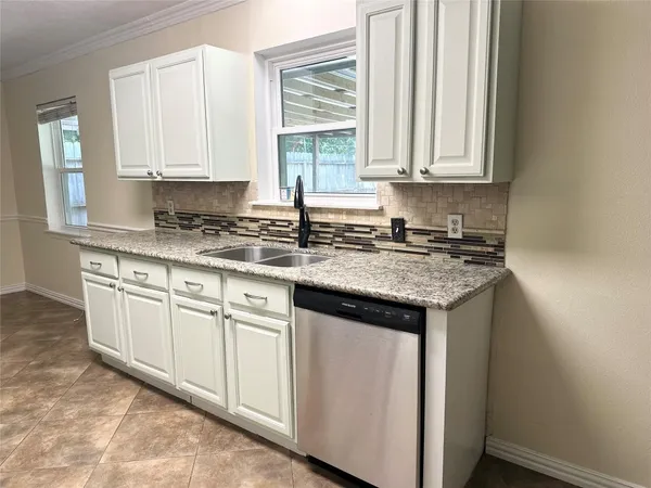 $2,000 | 1126 East Dartmouth Lane, Deer Park, TX 77536