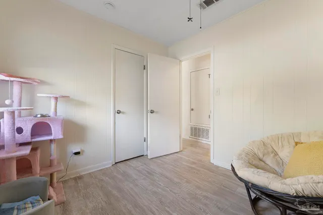 a view of livingroom with furniture