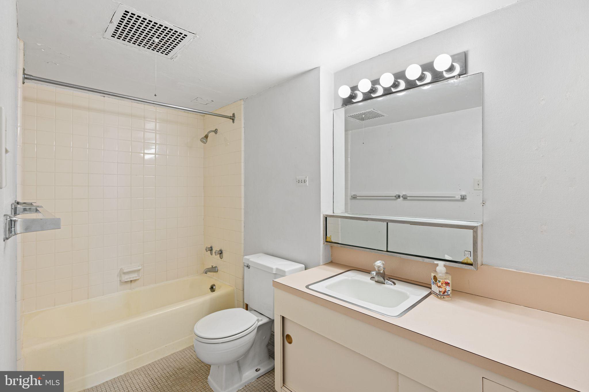 604 South Washington Square, Unit 1111 Philadelphia, PA 19106 - Photo 14 of 24 Full Bath