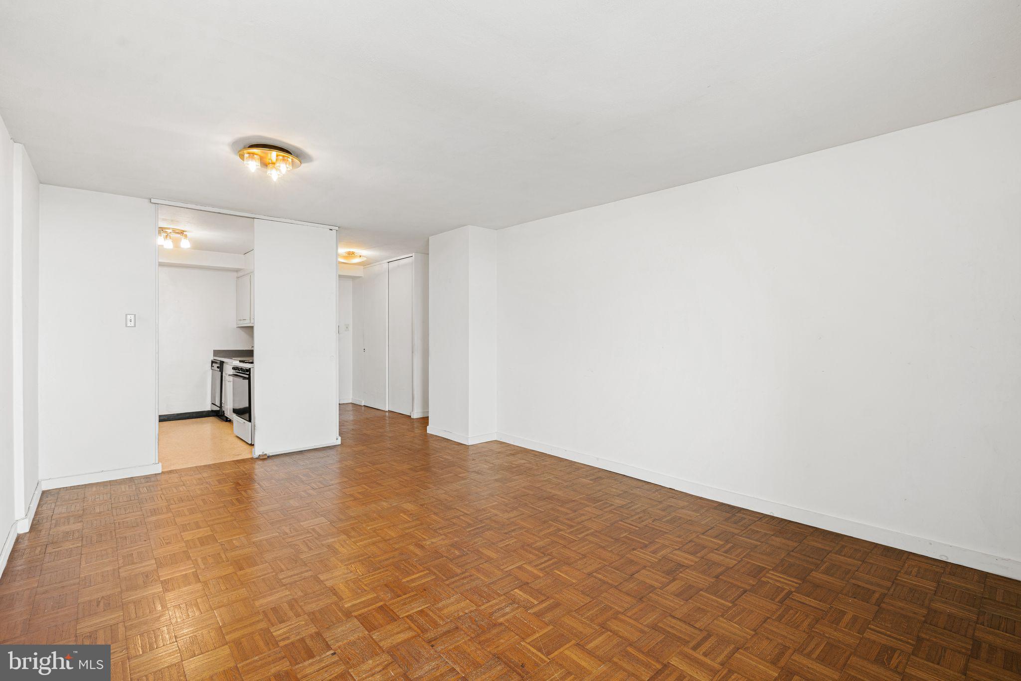 604 South Washington Square, Unit 1111 Philadelphia, PA 19106 - Photo 5 of 24 Living Room