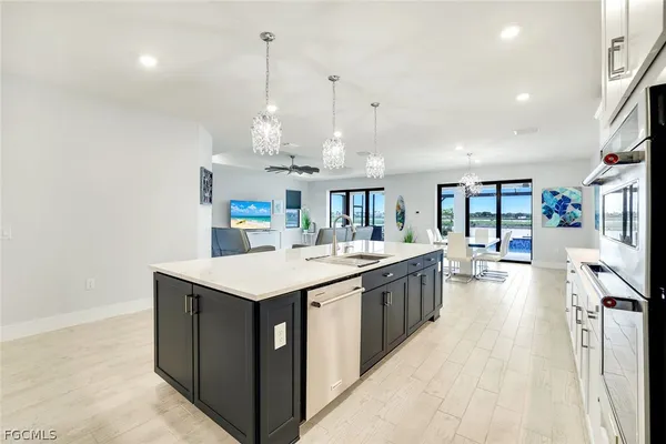 a large kitchen with kitchen island a large island in it