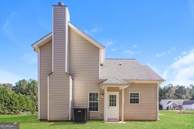 a view of a house with a yard