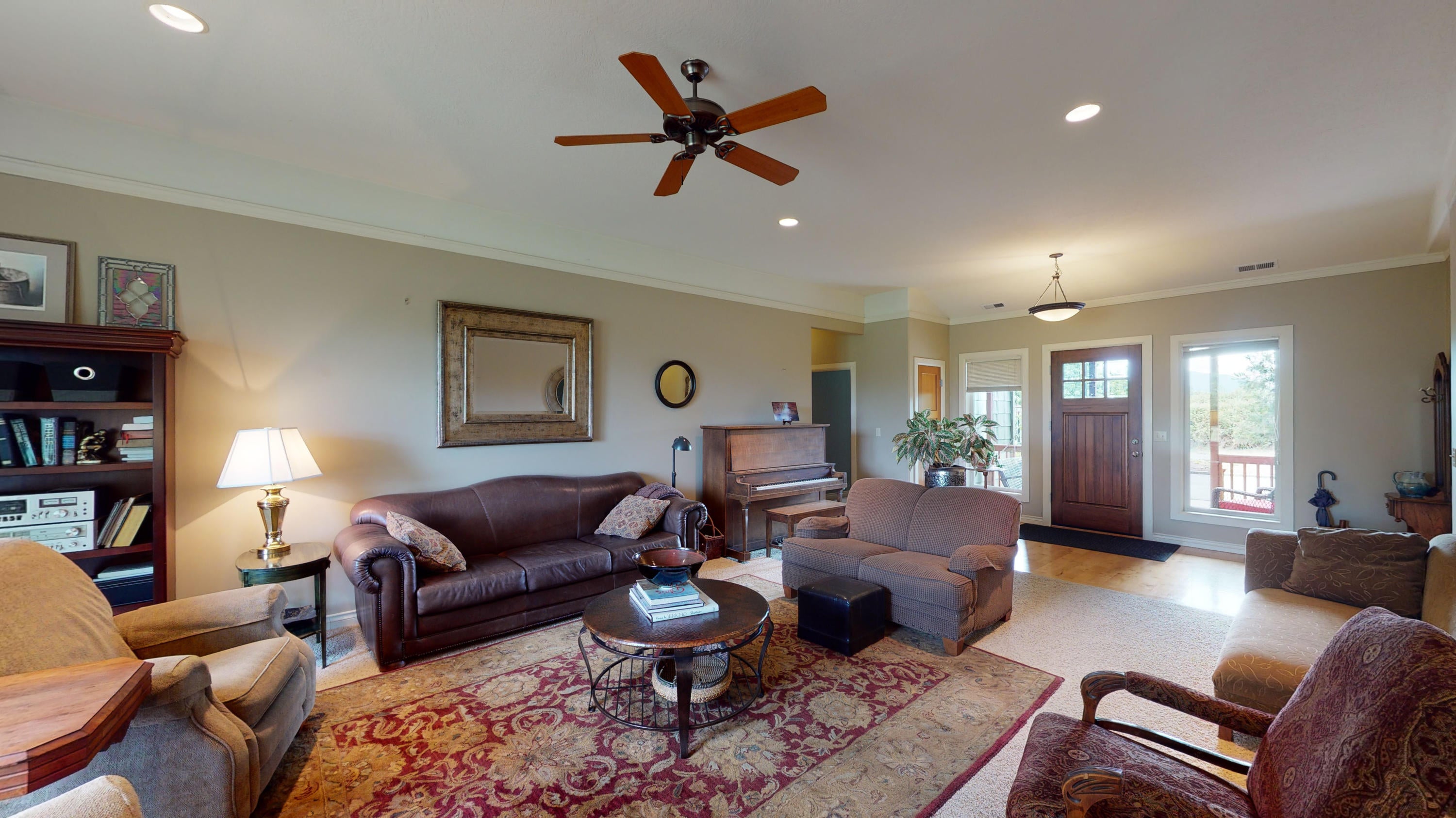 3315 Leonard Road Grants Pass, OR 97527 - Photo 4 of 86 Living room