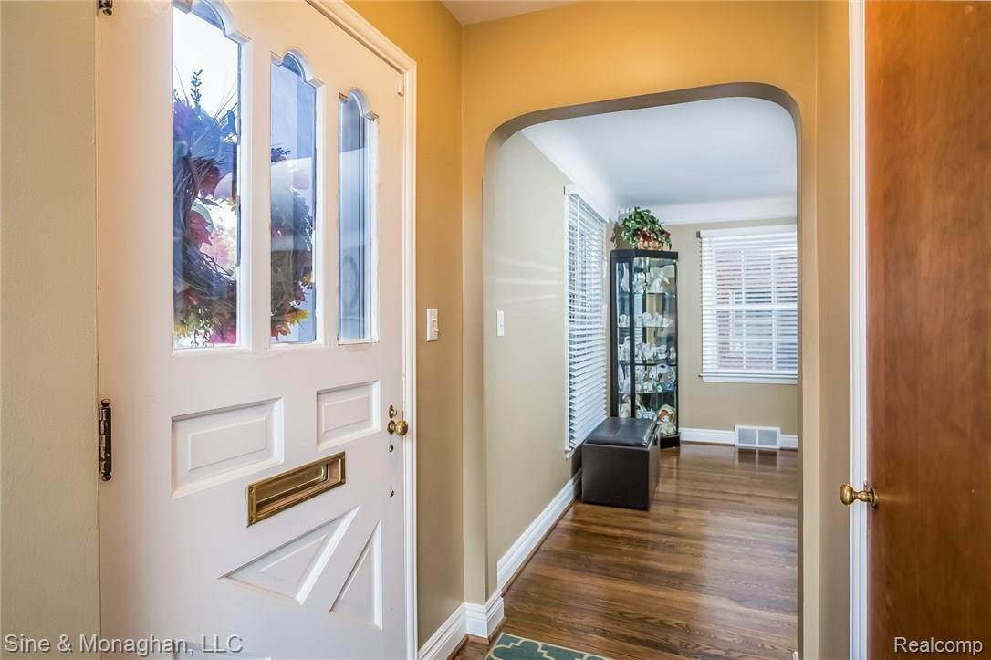 1595 Fairholme Road Grosse Pointe, MI 48236 - Photo 7 of 44 007-Foyer-3435601-medium.jpg