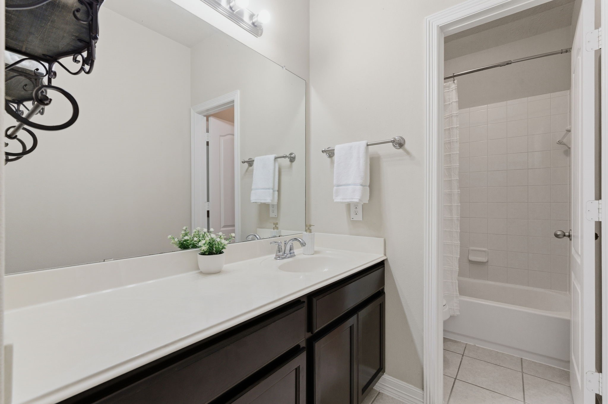 1737 Round Oak Lane Conroe, TX 77304 - Photo 33 of 39 a bathroom with a sink and a mirror