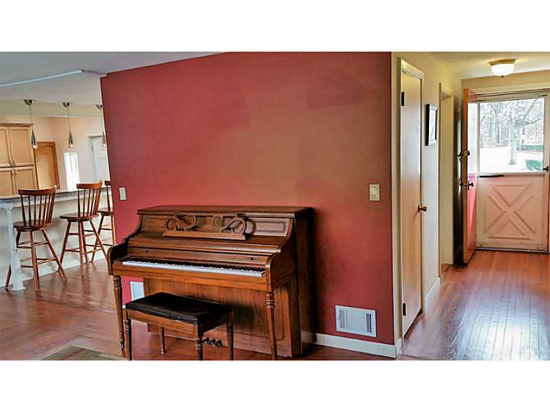 157 Cushing Road Warwick, RI 02888 - Photo 13 of 25 Living Room.
