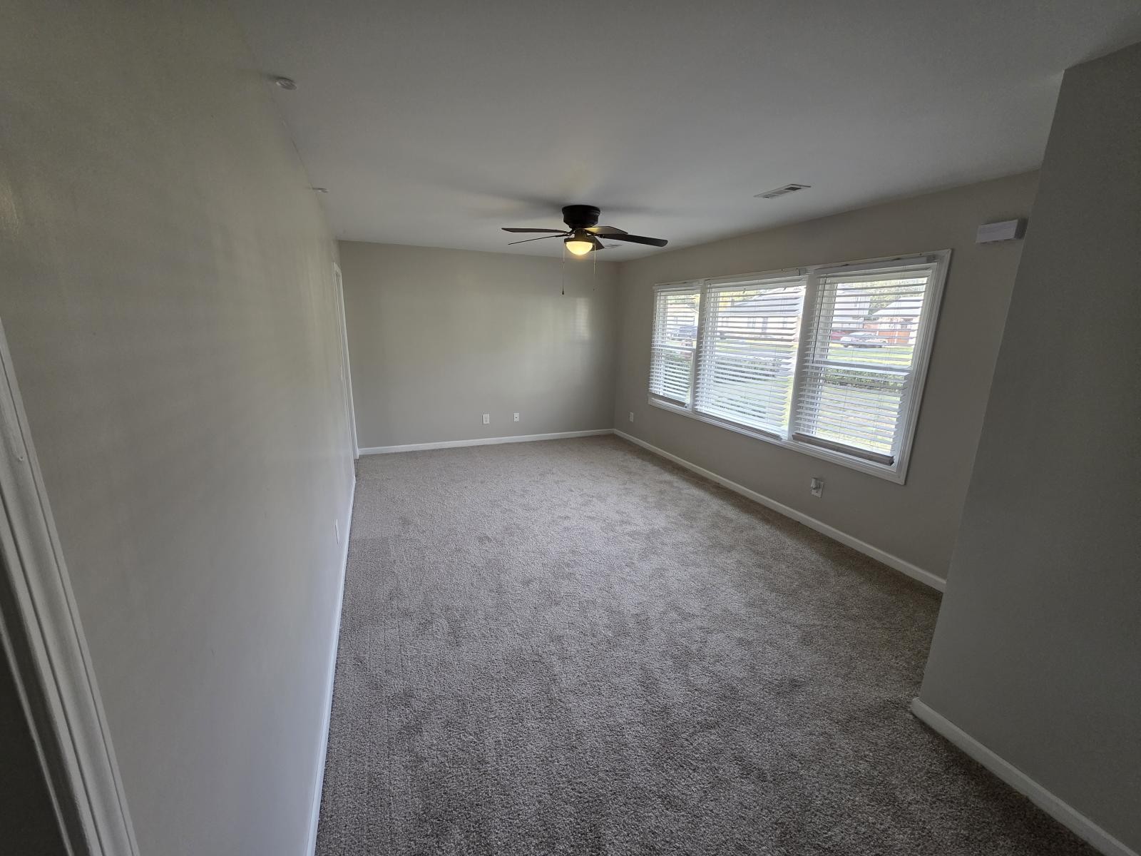 602 Johnson Street Murfreesboro, TN 37130 - Photo 8 of 28 an empty room with windows and ceiling fan