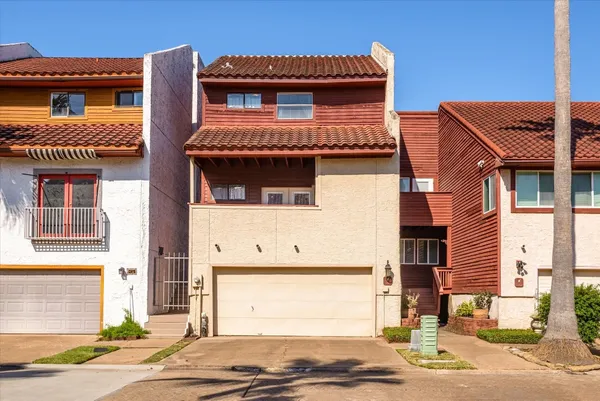 $400,000 | 18 Antilles Lane, Nassau Bay, TX 77058