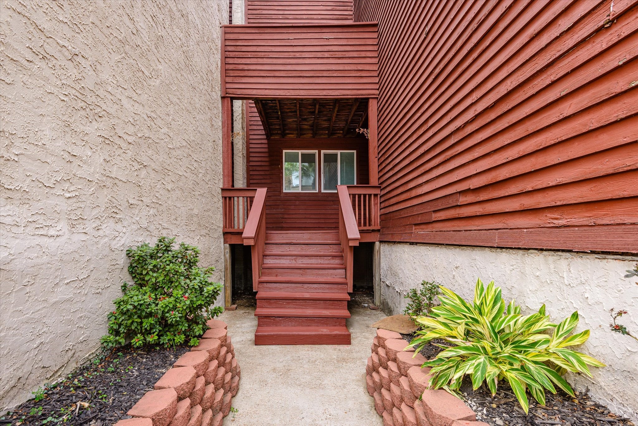 18 Antilles Lane Nassau Bay, TX 77058 - Photo 2 of 44 a front view of a house with garden
