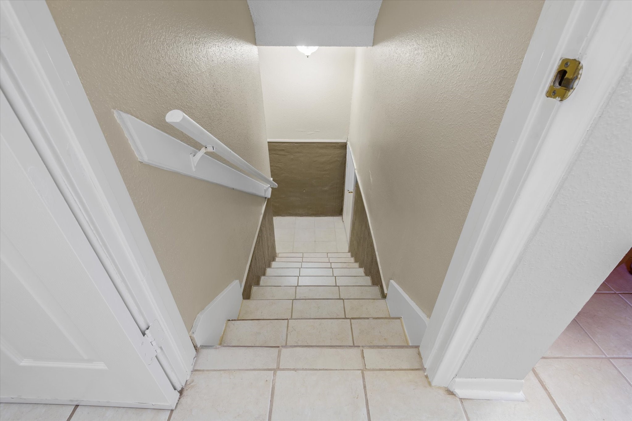 18 Antilles Lane Nassau Bay, TX 77058 - Photo 25 of 44 Stairway to garage
