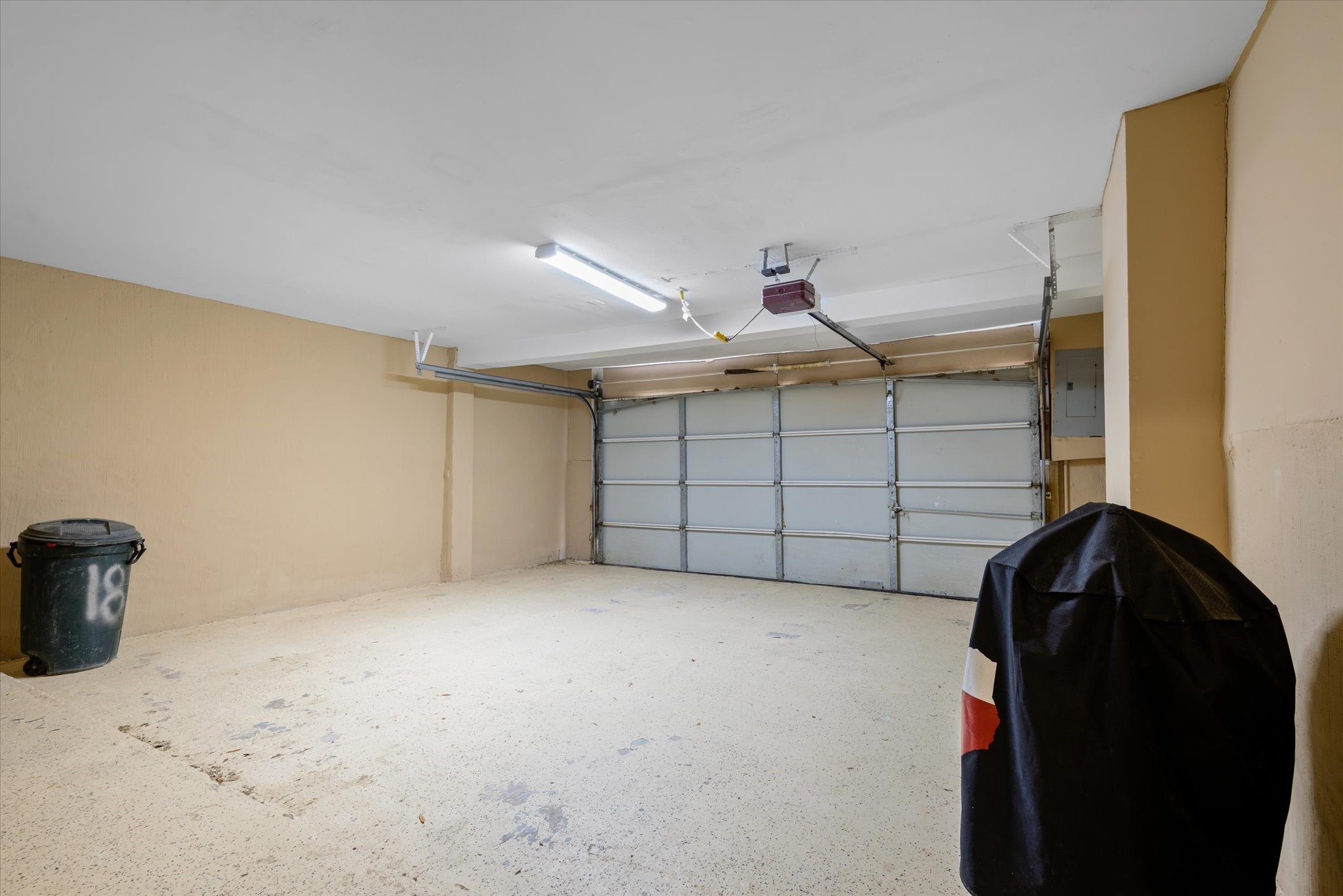 18 Antilles Lane Nassau Bay, TX 77058 - Photo 26 of 44 a view of a garage