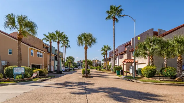 $415,000 | 18 Antilles Lane, Nassau Bay, TX 77058