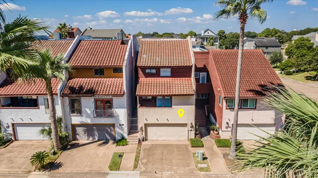 $415,000 | 18 Antilles Lane, Nassau Bay, TX 77058