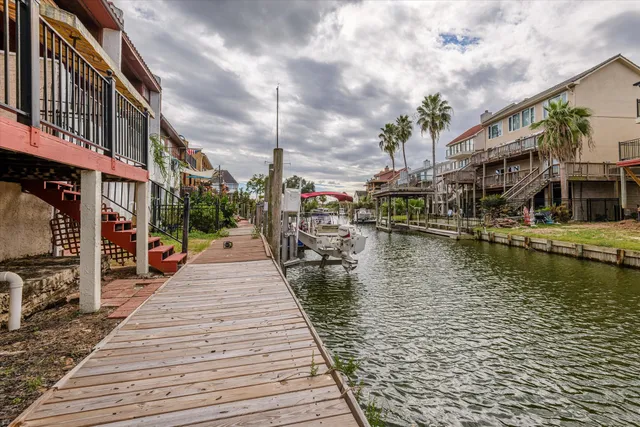 $415,000 | 18 Antilles Lane, Nassau Bay, TX 77058