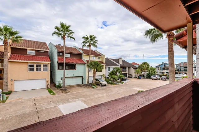 $415,000 | 18 Antilles Lane, Nassau Bay, TX 77058