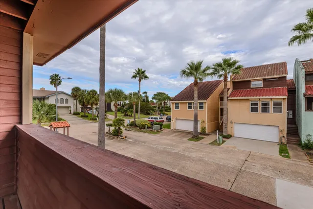 $415,000 | 18 Antilles Lane, Nassau Bay, TX 77058