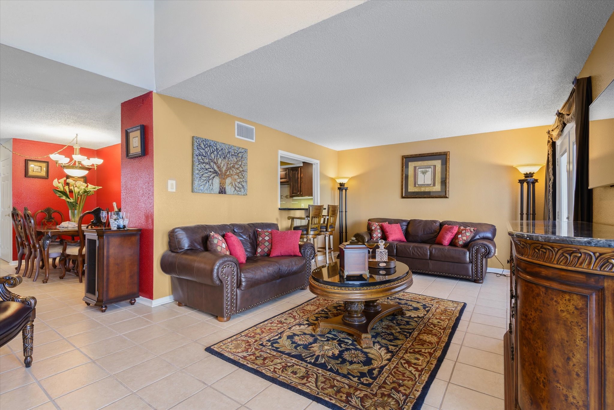 18 Antilles Lane Nassau Bay, TX 77058 - Photo 5 of 44 a living room with furniture and a rug