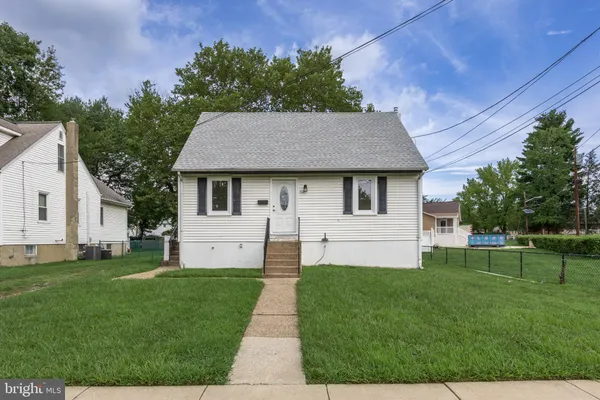 a house that is sitting in the grass