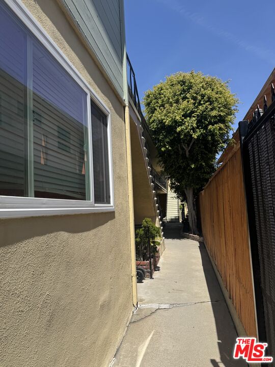 1307 15th Street Santa Monica, CA 90404 - Photo 4 of 7 a entryway view with outdoor space