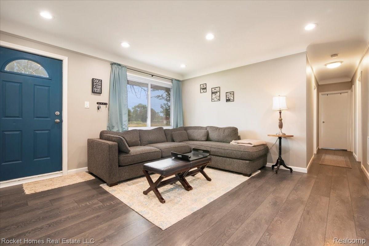 46617 Dequindre Road Rochester, MI 48307 - Photo 6 of 24 08-Living Room.jpg