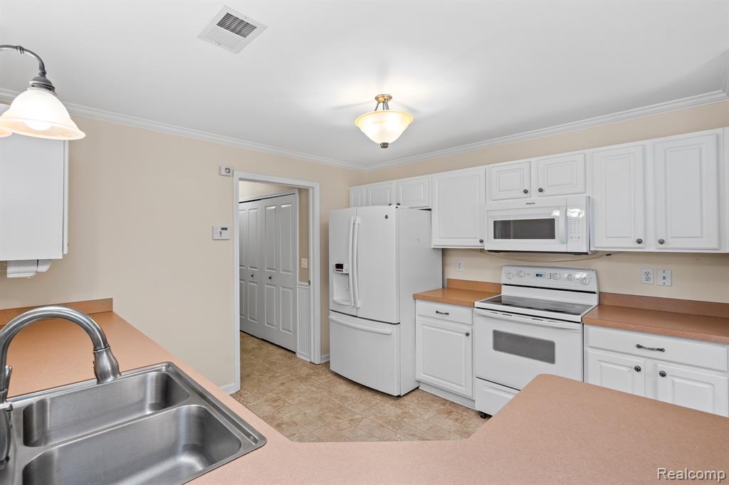 4130 Hampton Ridge Boulevard, Unit 63 Howell, MI 48843 - Photo 23 of 32