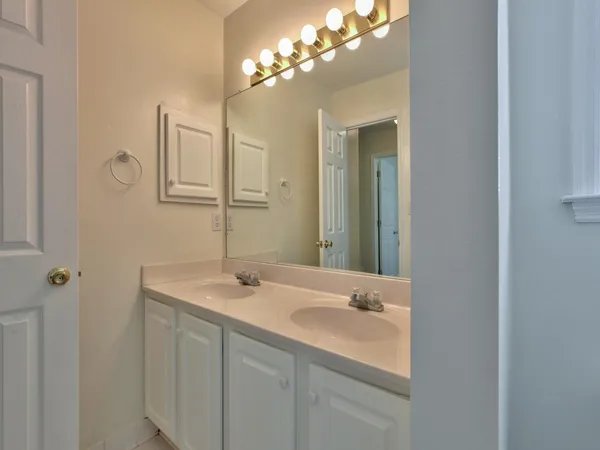 $2,500 | 3208 Castle Court, Tallahassee, FL 32309