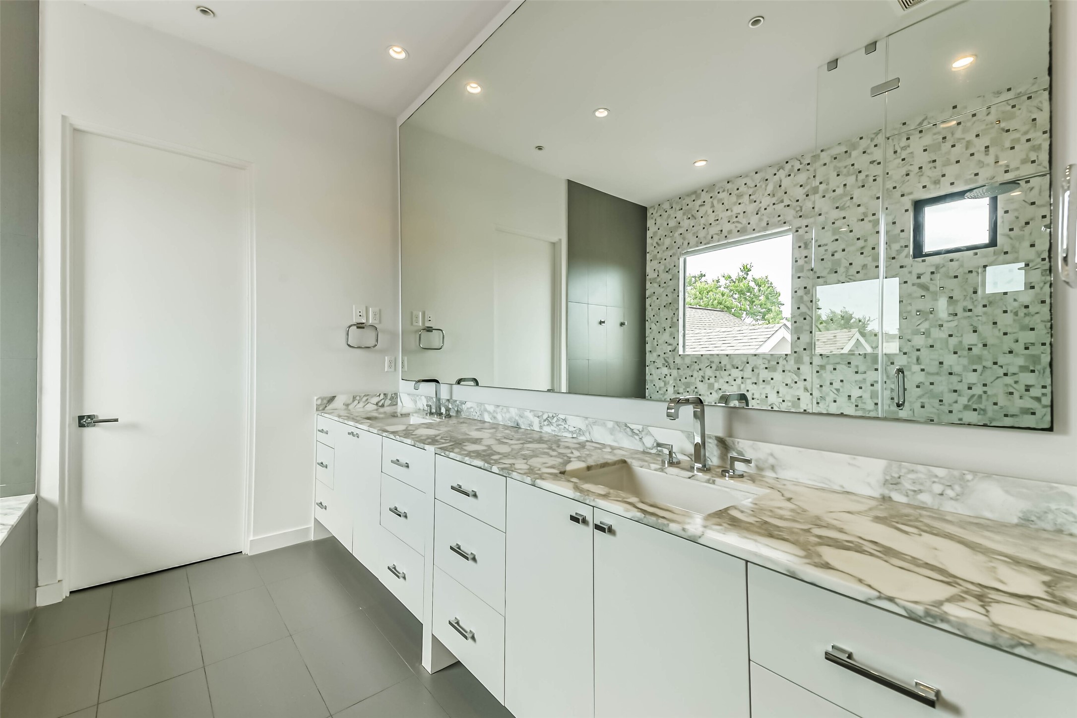 815 Alexander Street Houston, TX 77007 - Photo 36 of 49 Luxurious ensuite featuring an extended vanity and abundant storage.