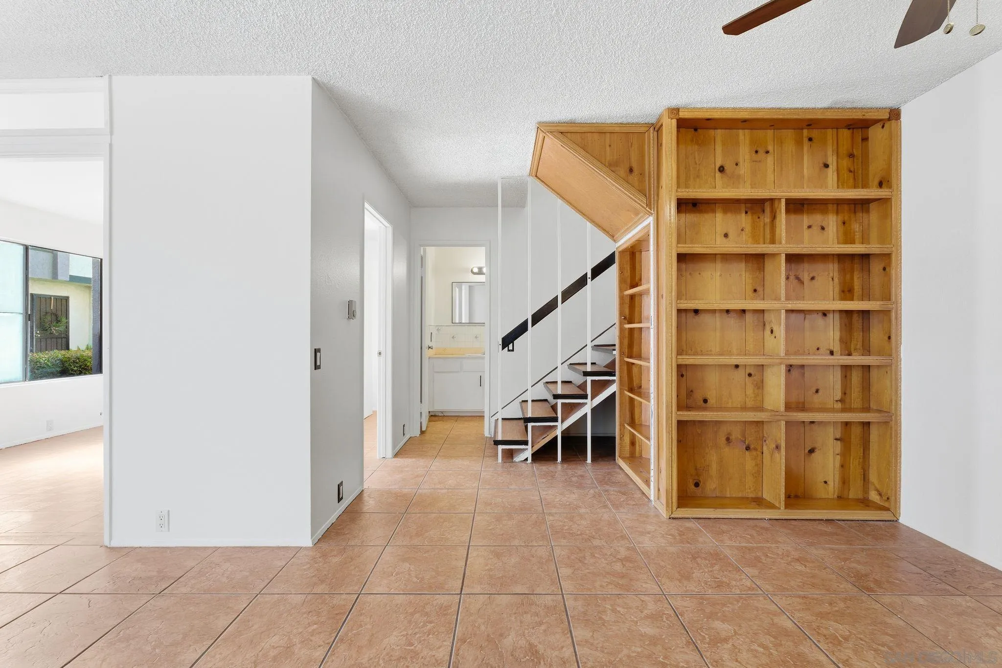 262 Rancho Drive, Unit C Chula Vista, CA 91911 - Photo 10 of 29 a view of an entryway with workspace