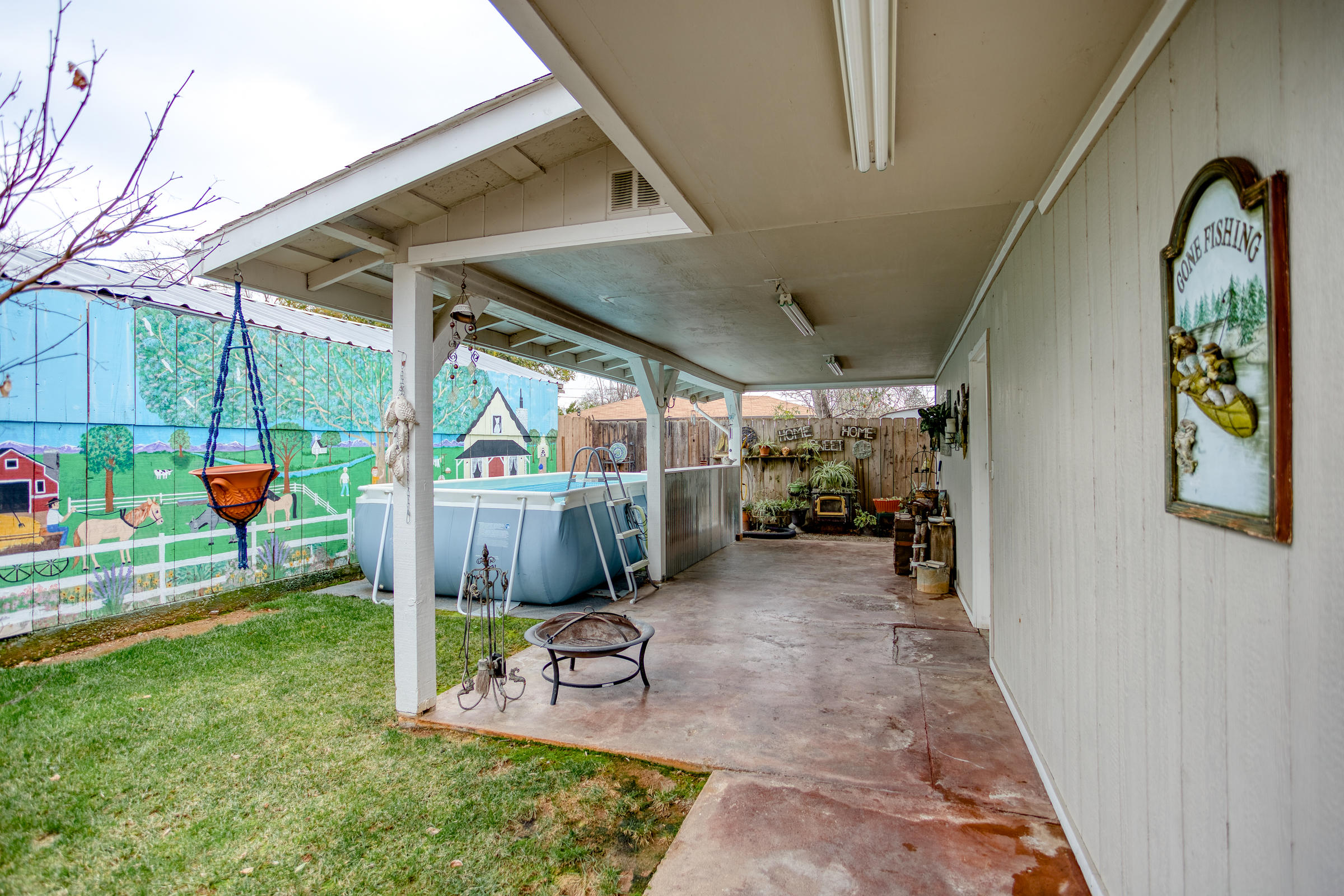 2851 Irwin Road Redding, CA 96002 - Photo 21 of 28 a view of a chairs and table in patio